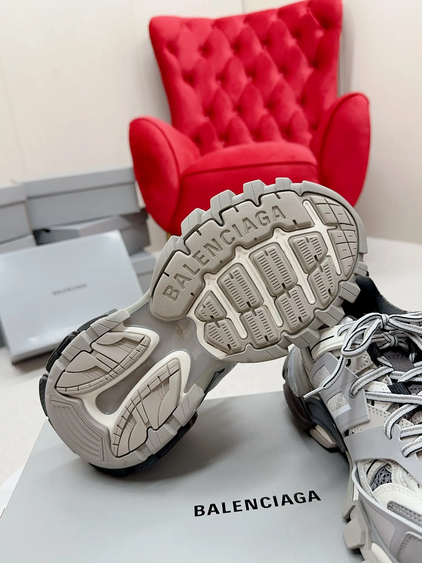 👟👟Ex-factory price 980👟👟 Men's size +10 𝐁𝐚𝐥𝐞𝐧𝐜𝐢𝐚𝐠𝐚|||𝐭𝐫𝐚𝗰𝐤 series 𝟑.𝟎Three generations of sports dad shoes‼ ️ [Top high-end quality from Dongguan Factory] Balenciaga dad shoes ~ super fashionable ~ full and three-dimensional shoes ~ amazing lines ~ very soft and light on the feet ~ super comfortable ~ versatile for commuting ~ can be paired with mid-calf socks, bell bottoms, wide-leg pants, overalls, very high-end ~ very manly and handsome ~ suitable for spring, summer, autumn and winter all year round... ⇢✈ Upper: Exclusive 1:1 original molded custom imported technical fabric mesh + imported cloth + 3M reflective strips [composed of 108 sub-pieces] ⇢✈Inner lining: Breathable mesh ⇢✈Outsole: Exclusive 1:1 original molded PU+TPU+EVA+rubber, a total of 13 sets of grinding tool combinations ⚠️Difference in market currency ~ high-end quality is definitely different ⇢✈𝐒𝐈𝐙𝐄Females: 35, 36, 37, 38, 39, 40 ⇢✈𝐒𝐈𝐙𝐄Men: 39, 40, 41, 42, 43, 44, 45